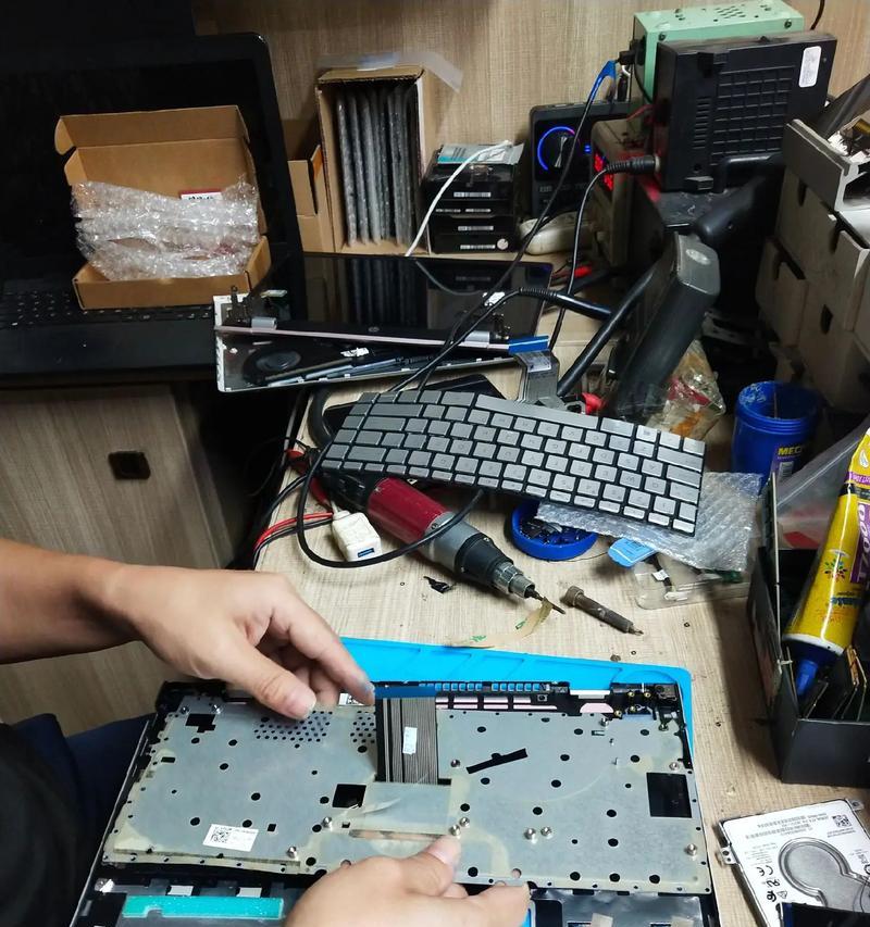 电脑壳带键盘拆卸困难怎么办？